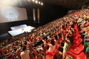 El publico infantil, disfrutando de la visita al Velodromo
