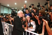 Richard Gere rodeado de seguidores
