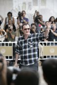  - El director Quentin Tarantino saluda al p�blico a su llegada a San Sebasti�n