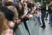  - Cientos de fans esperaban al actor bajo la lluvia