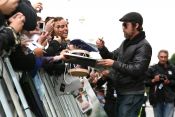  - El actor firmando aut�grafos a las fans