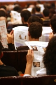 Im�genes d�a a d�a - El p�blico espera la proyecci�n leyendo el Diario del Festival