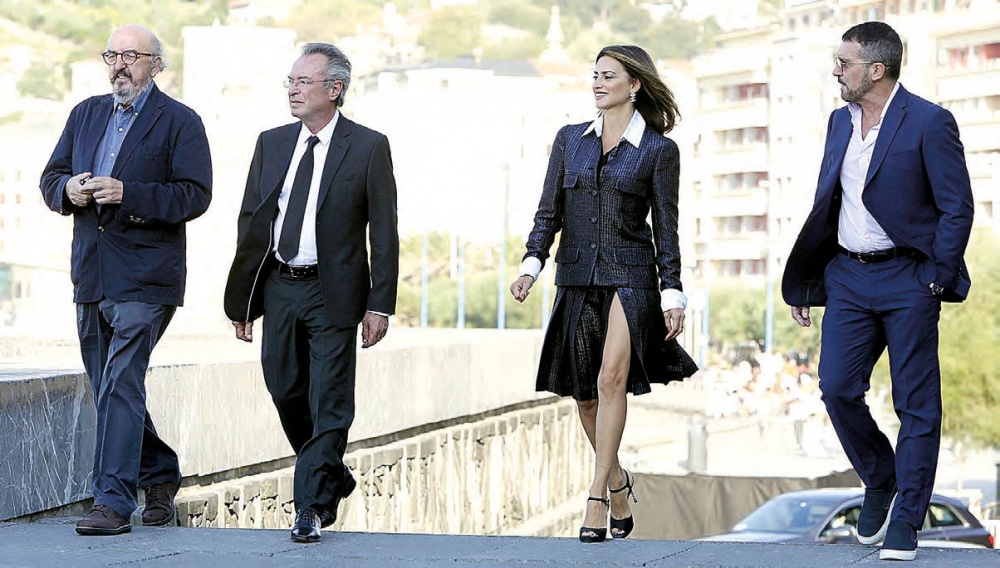 El productor Jaume Roures junto al trío protagonista del film, Óscar Martínez, Penélope Cruz y Antonio Banderas.
