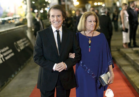 Raphael y su esposa, Natalia Figueroa, entrando en el Teatro Victoria Eugenia.