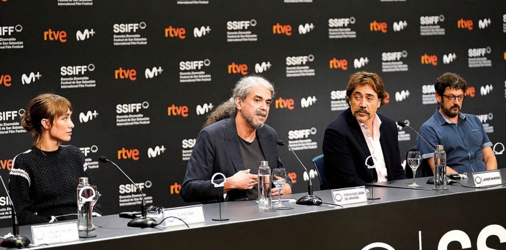 Fernando León, segundo por la izquierda, junto a los protagonistas del film.