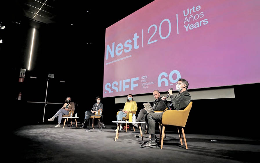 Russo, Lima, Fitzpatrick, Vincentelli y el moderador, Víctor Iriarte, en la sala de cine de Tabakalera.