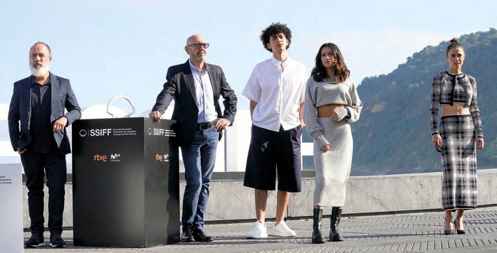 El director de la película (segundo por la izquierda) y parte del equipo de la película.