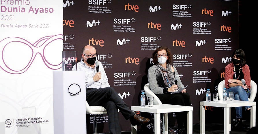 José Luis Rebordinos, Silvia Pérez de Pablos y Celia Rico en el acto de entrega del premio.