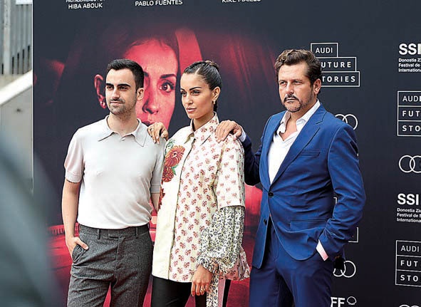 Pablo Fuentes, ganador del certamen, con Hiba Abouk y Kike Maíllo.