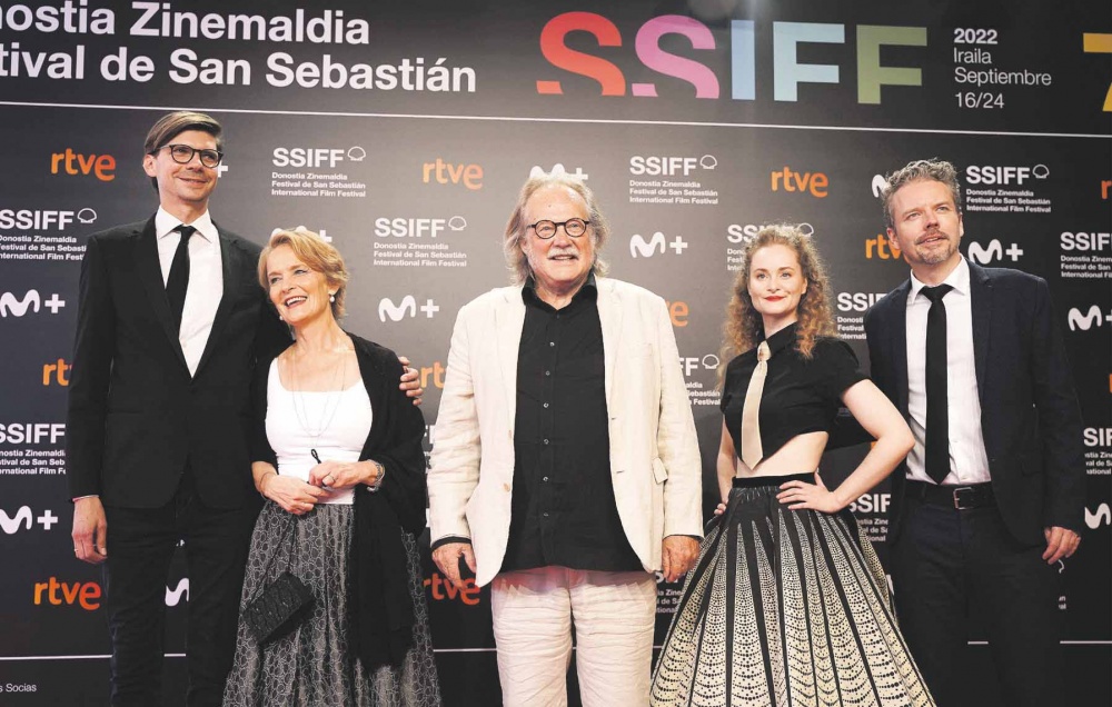 De izquierda a derecha, el productor de Forever, los intérpretes y el director Frelle Petersen.
