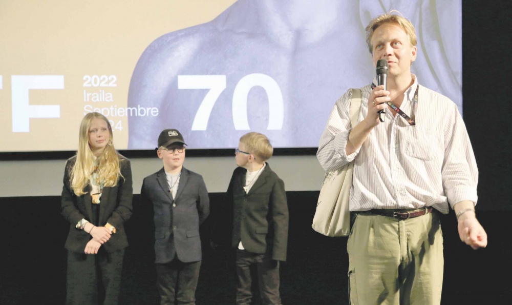 El director Hlynur Pálmason con sus hijos, protagonistas de su cortometraje Nest.