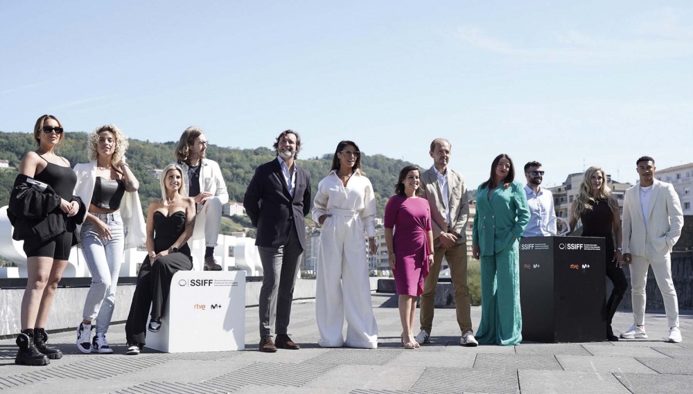 Pilar Rubio y la consejera de Turismo de Canarias, Yaisa Castilla (en el centro), rodeadas del equipo del reality.