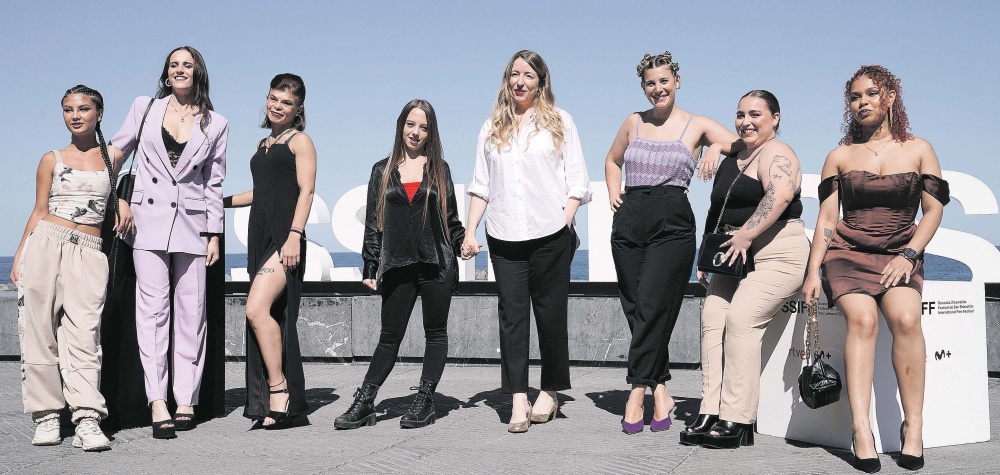 La directora Pilar Palomero, en el centro, de blanco, rodeada de sus actrices.