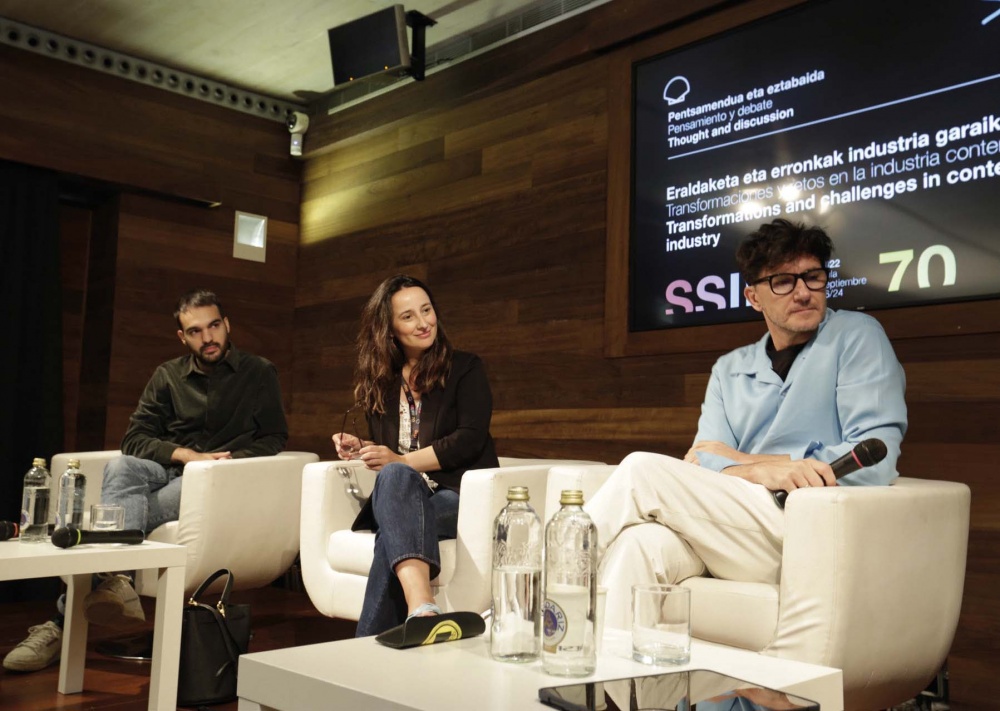 Ander Sagardoy, Marisa Fernández Armenteros eta Roger Gual, atzoko solasaldian.