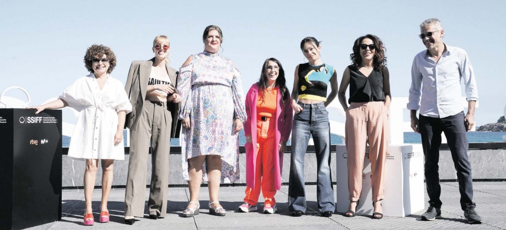 La realizadora de la serie Anna R.Costa (a la izquierda) con las actrices protagonistas y las productores.