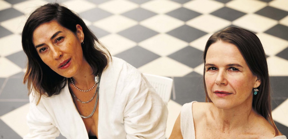 La directora de Manto de gemas Natalia López Gallardo junto con la actriz Nailea Norvid