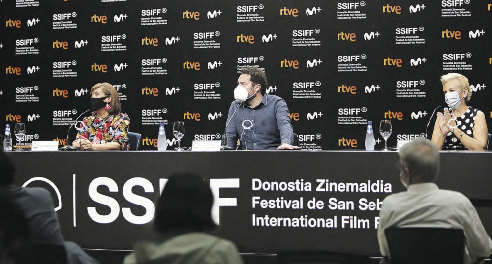 Aitor Gabilondo, creador de la serie, y sus dos actrices protagonistas Ane Gabarain y Elene Irureta.