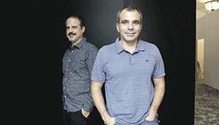 El director Ángel Parra (delante) y el productor Pedro Peira.
