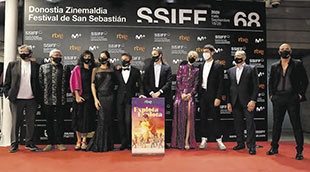 Fernando López Puig (segundo por la izquierda), director de contenidos de RTVE junto con el equipo de la película.