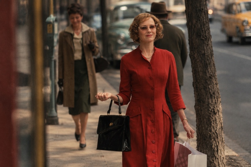 THE HOUSEWIFE THE HOUSEWIFE